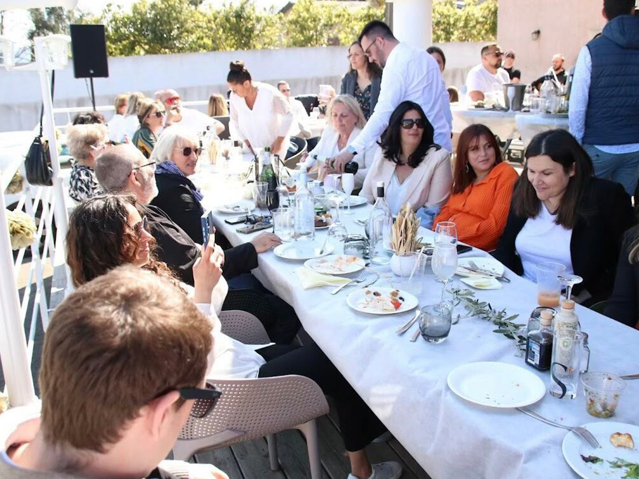 La grande terrasse d'A Furcina, tablée conviviale au soleil